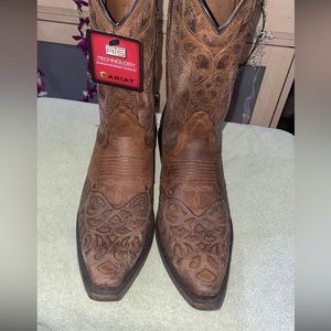 Last chance!!!!! Cowboy Boots Ariat size 9.5